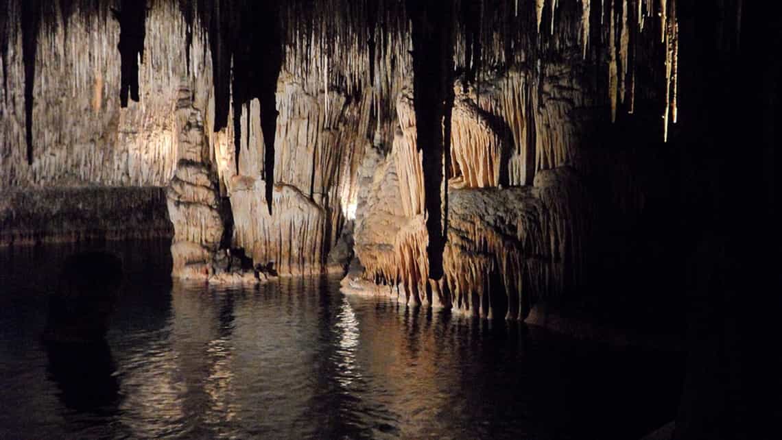 Cuerpo de agua en el interior de la cueva