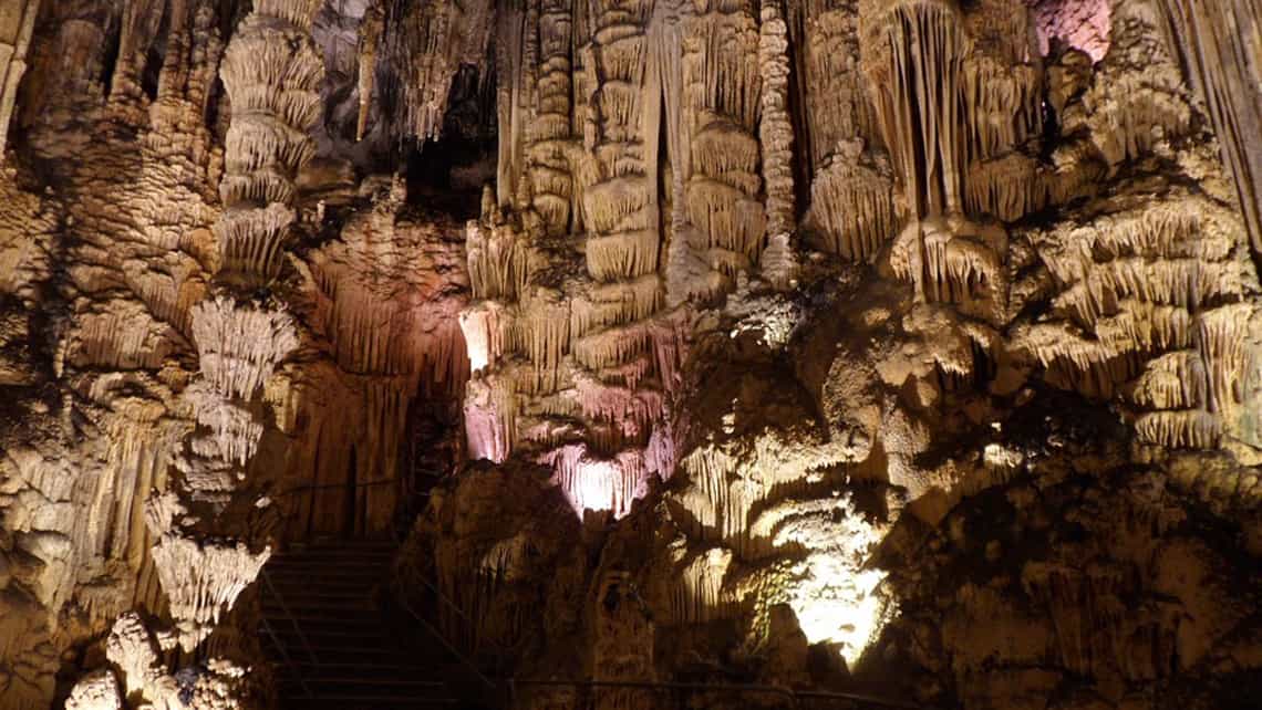 Hermosas estructuras de origen calcico en el interior de una cueva