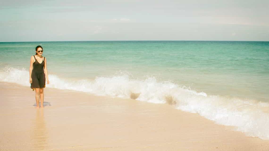 Chica en la zona donde rompen las olas en la hermosa playa de Tarará