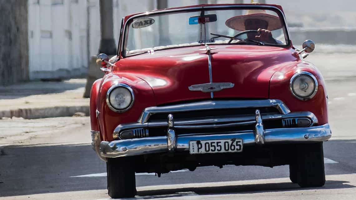 Un almendron circulando por La Habana