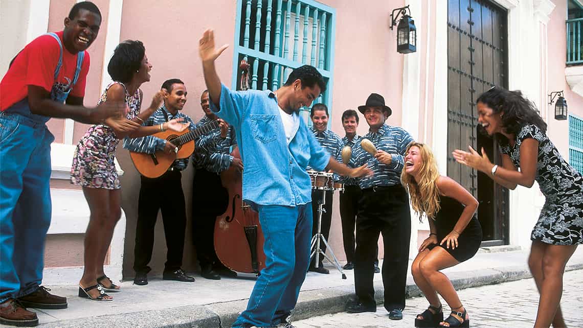 Turistas y locales se divierten con la musica de una agrupacion callejera