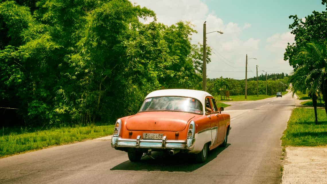 Almendron recorre una via rural cubana