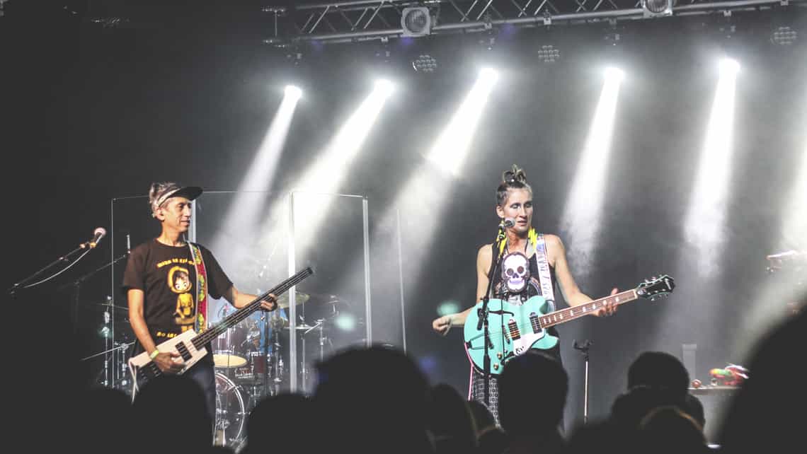 Rockeros colombianos de la famosa banda Aterciopelados en concierto