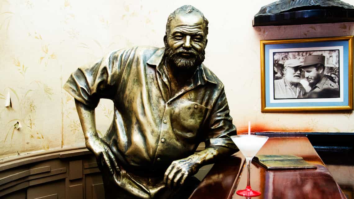 Estatua de Ernest Hemingway en Bar Floridita