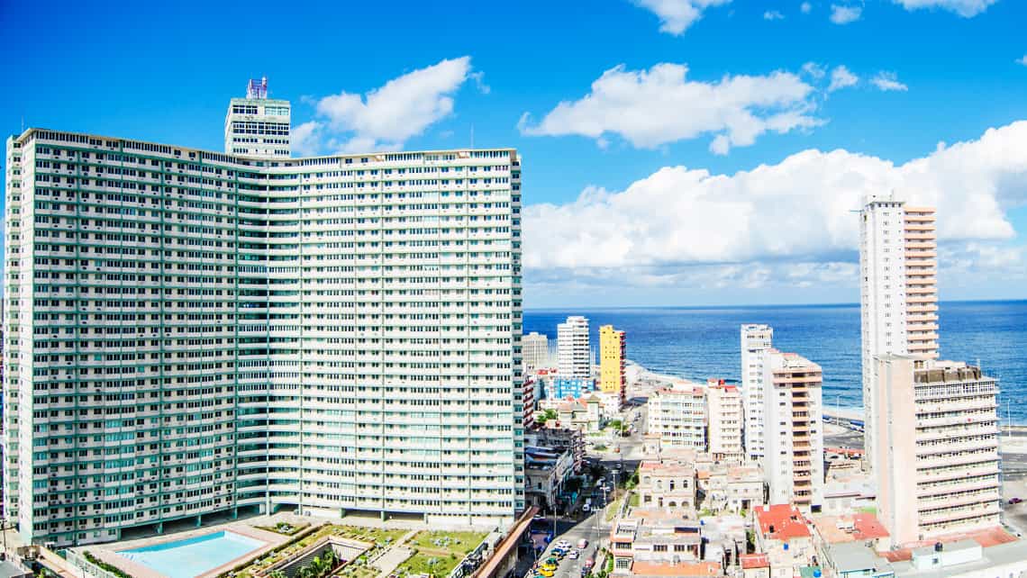 Edificio FOCSA domina el panorama en esta foto de La Habana