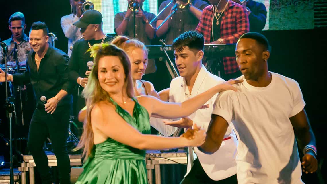 Pareja de bailadores disfrutando de la música cubana