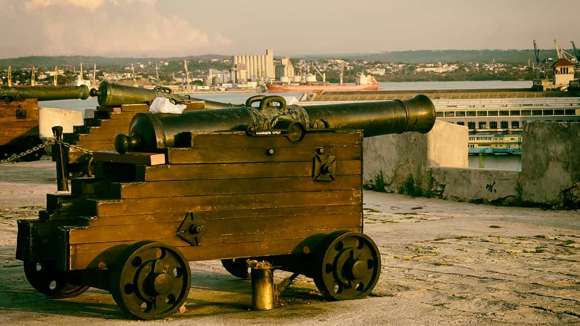 Cañones de época en una fortaleza colonial de La Habana