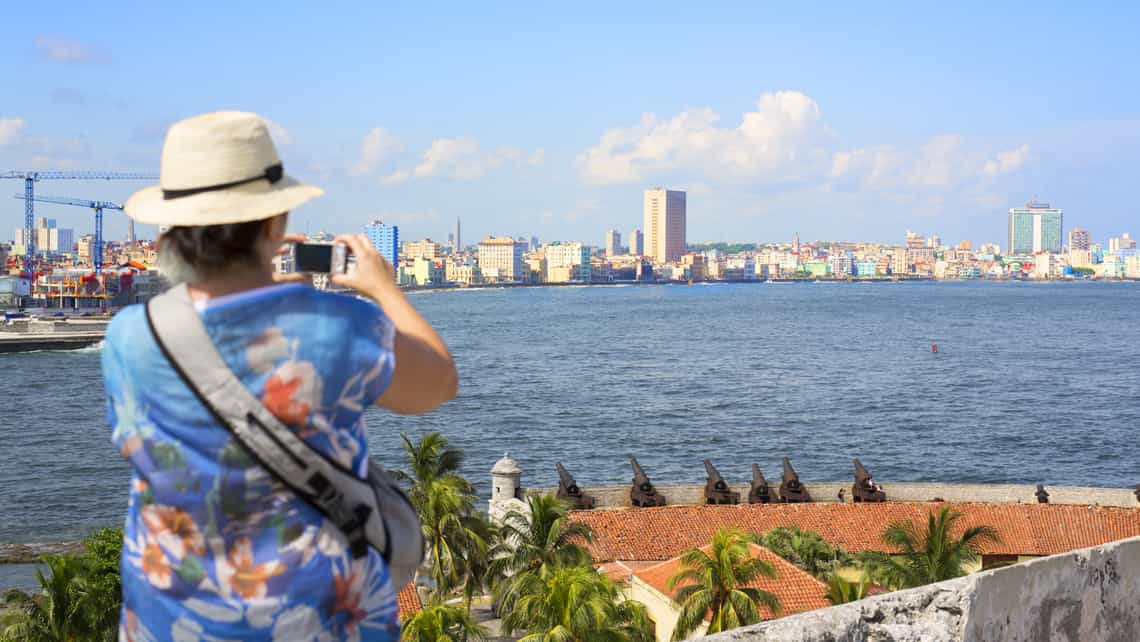 Turista tomando fotos de La Habana