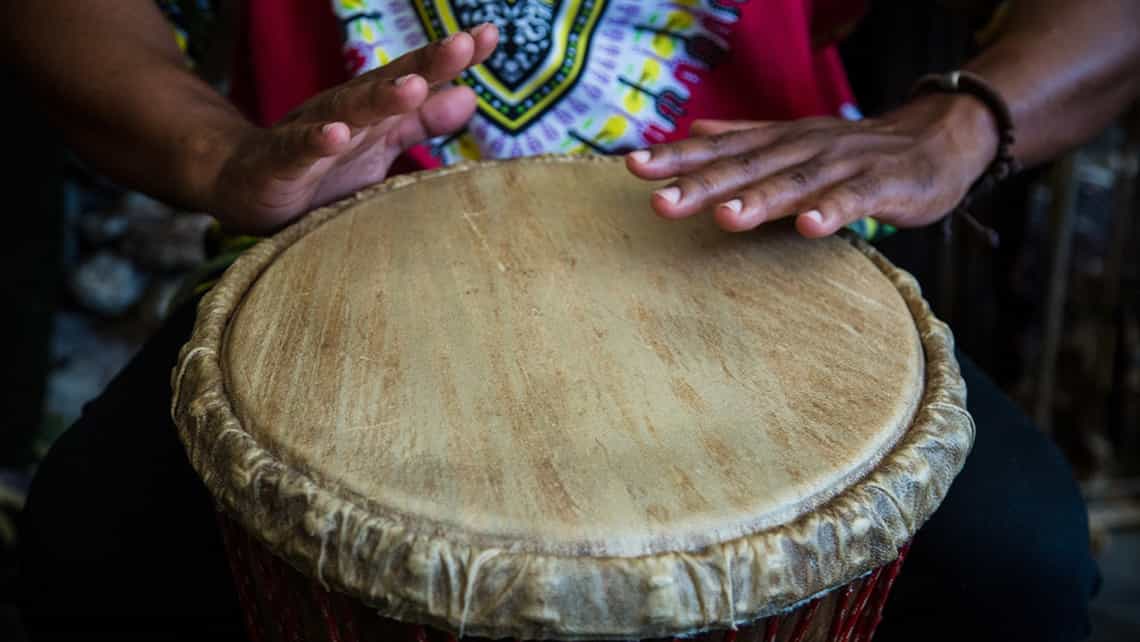 Músico toca los tambores en una celebración afrocubana