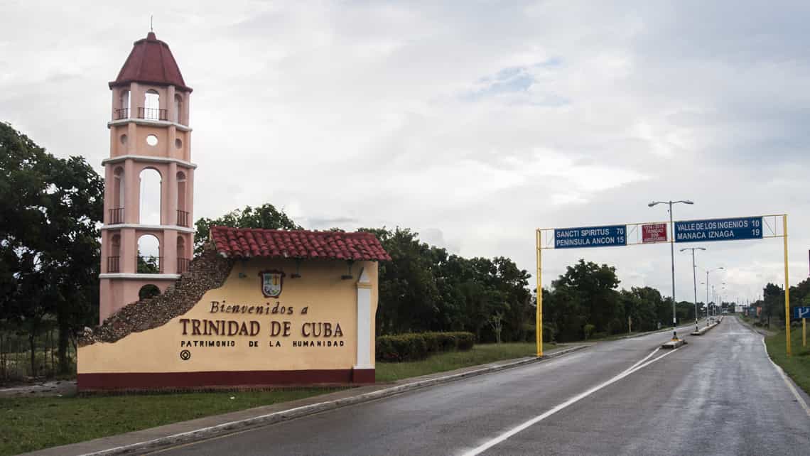 Cartel en la carretera anuncia las distancia de Trinidad a Sancti Spiritus y otros lugares de interés