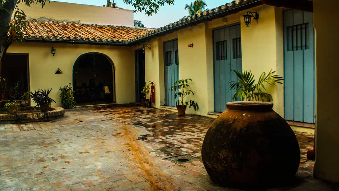 Patio de una casa colonial camagueyana con uno de los tinajones que identifican a la ciudad
