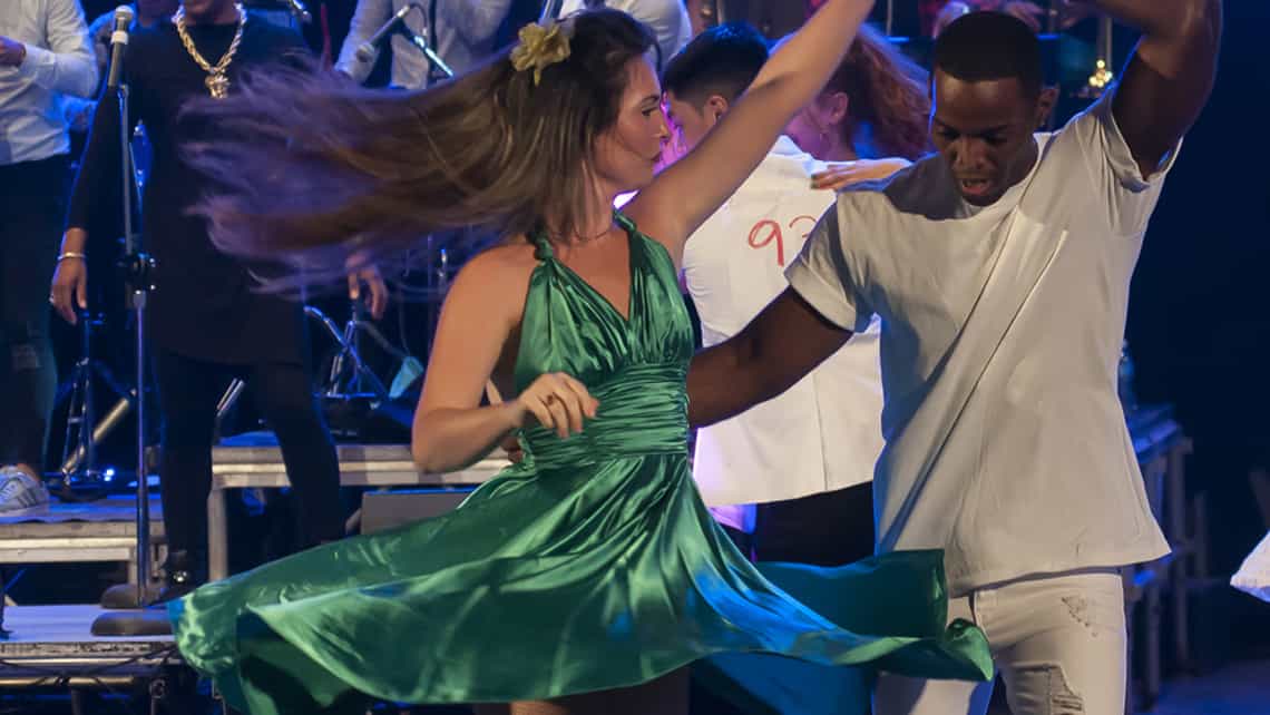 Jóvenes se divierten bailando en La Habana 