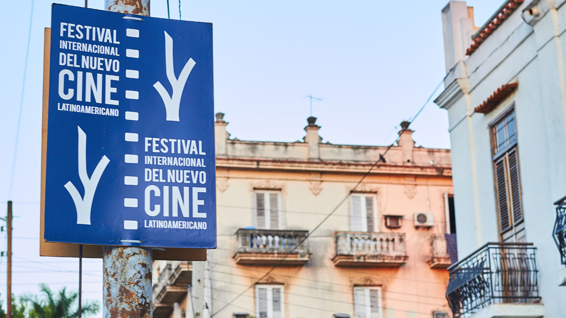 Cartel en La Habana que anuncia el Festival Internacional de Cine Latinoamericano