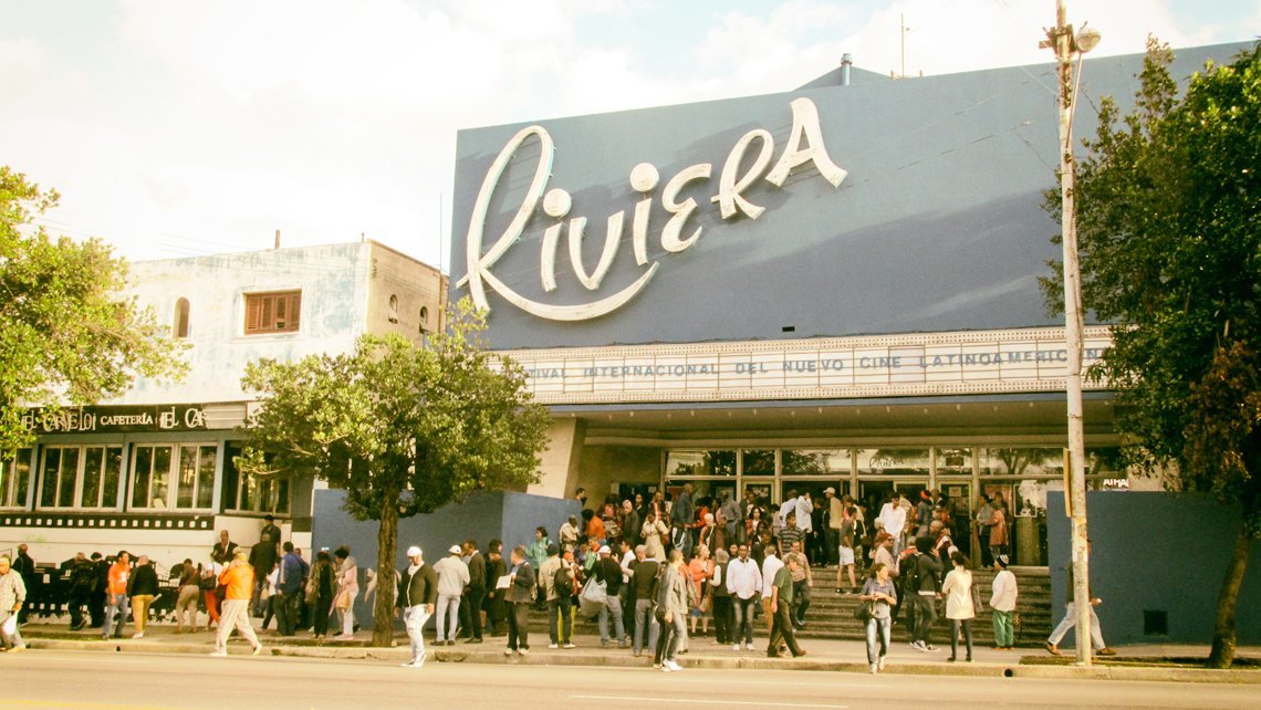 Personas esperan su turno para entrar al cine Riviera