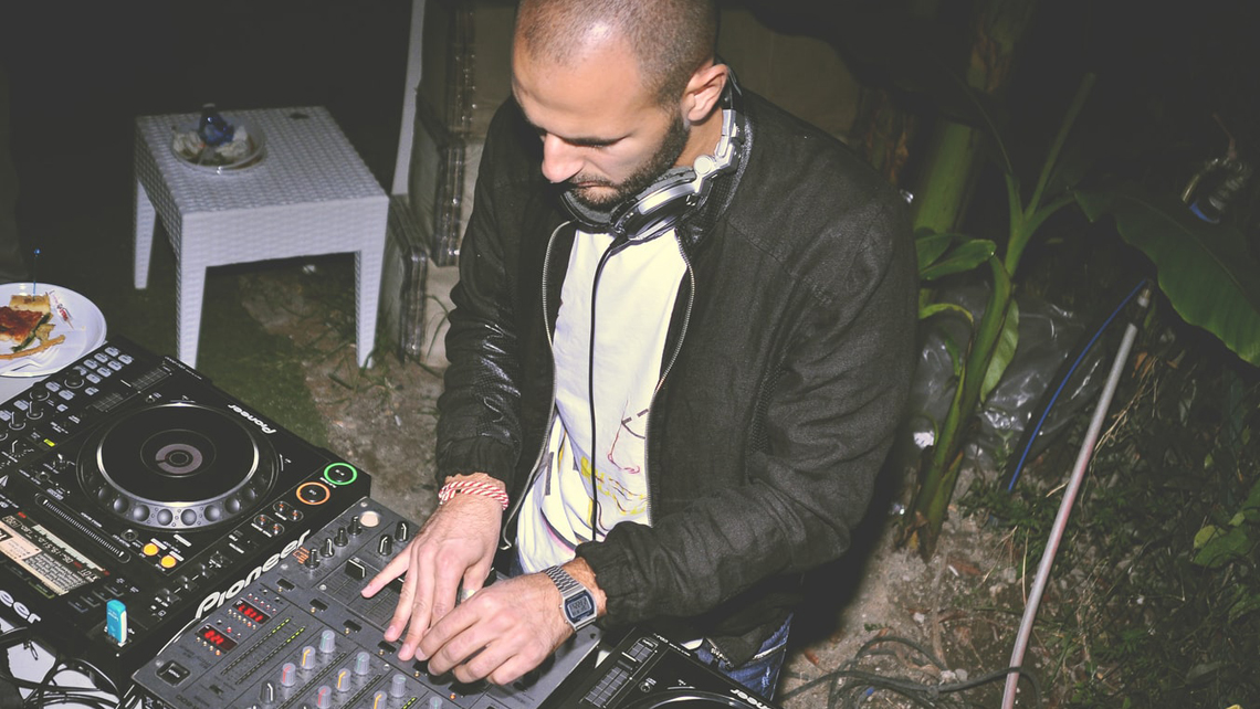 Un DJ anima una fiesta en un patio de La Habana