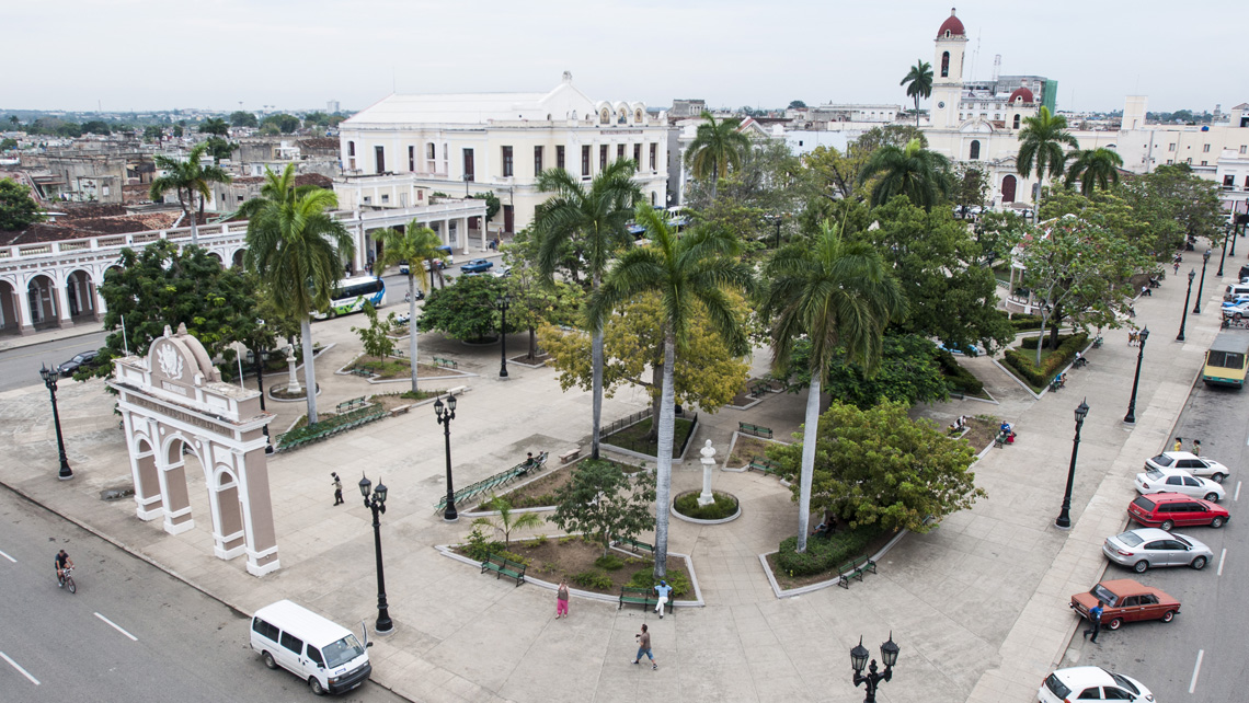 Vista panorámica del Parque Martí de Cienfuegos donde se encuentra enclavado el Teatro Terry
