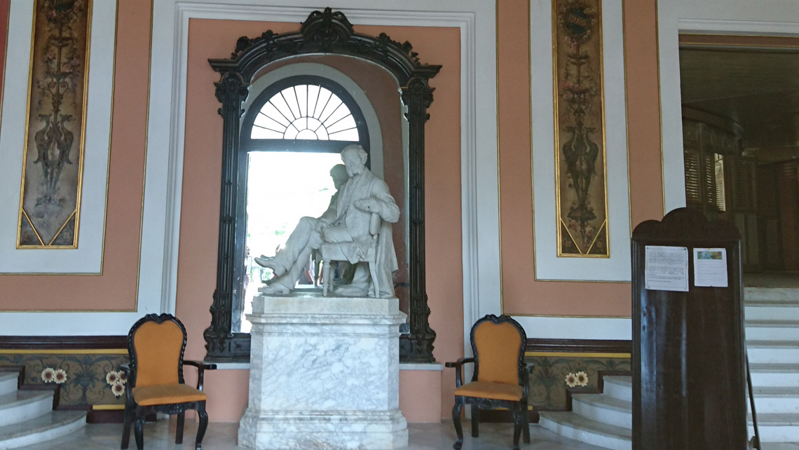Estatua de mármol de Tomás Terry y Adams en el vestíbulo del Teatro que lleva su nombre