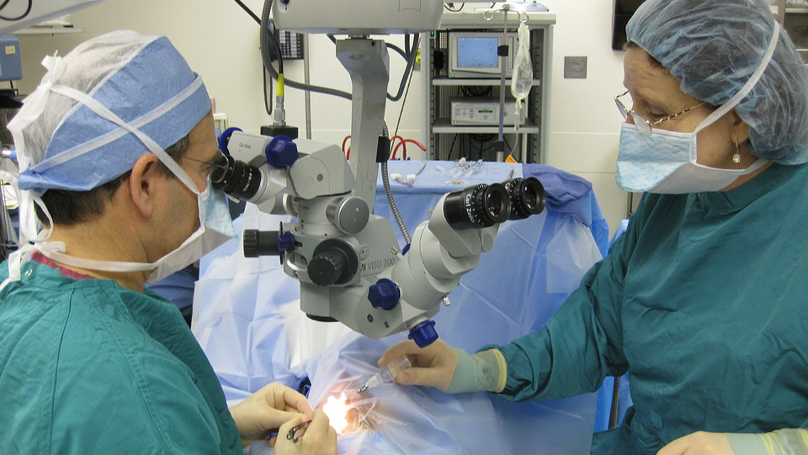 Equipo médico trabaja en una intervención quirúrgica