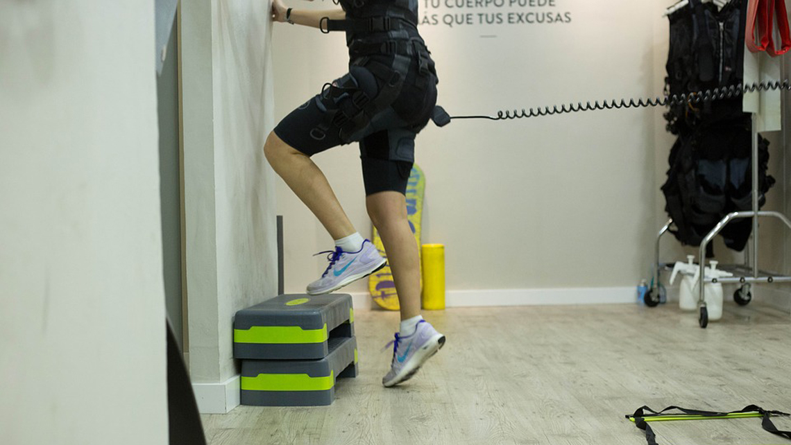 Chica hace ejercicios en un centro de medina física y rehabilitación