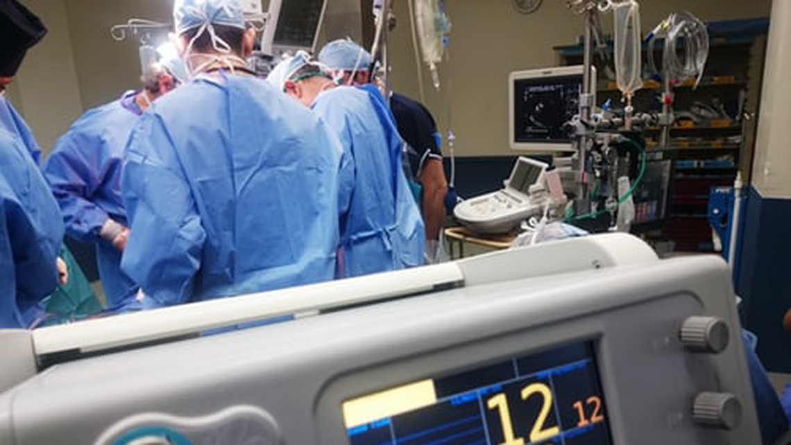Equipo de profesionales de la salud realizan una intervención quirúrgica