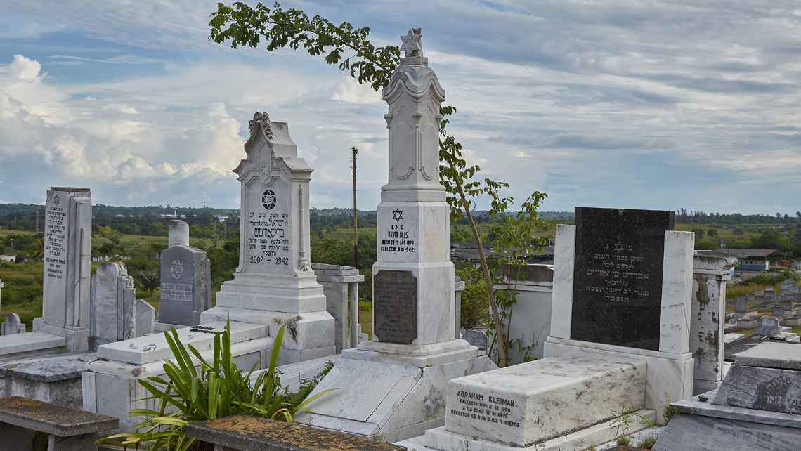 Sepulcros en el Cementerio Judío de La Habana