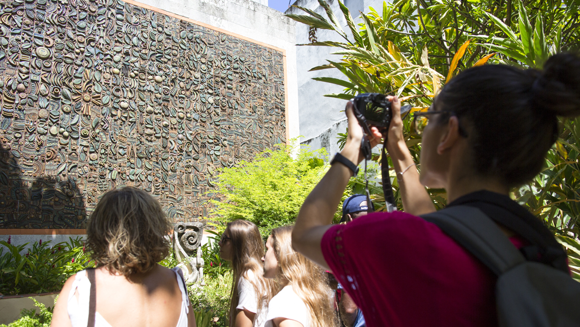 Visitantes de la Galería Carmen Montilla frente al enorme mural del artista cubano Alfredo Sosabravo 