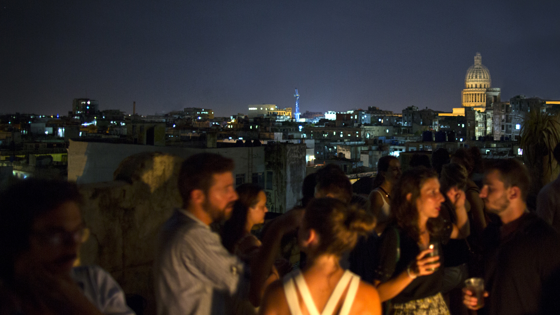 Hermosa vista de La Habana desde la terraza del bar discoteca Roma