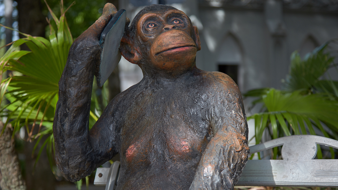 Escultura de un chimpancé en la Finca de los Monos