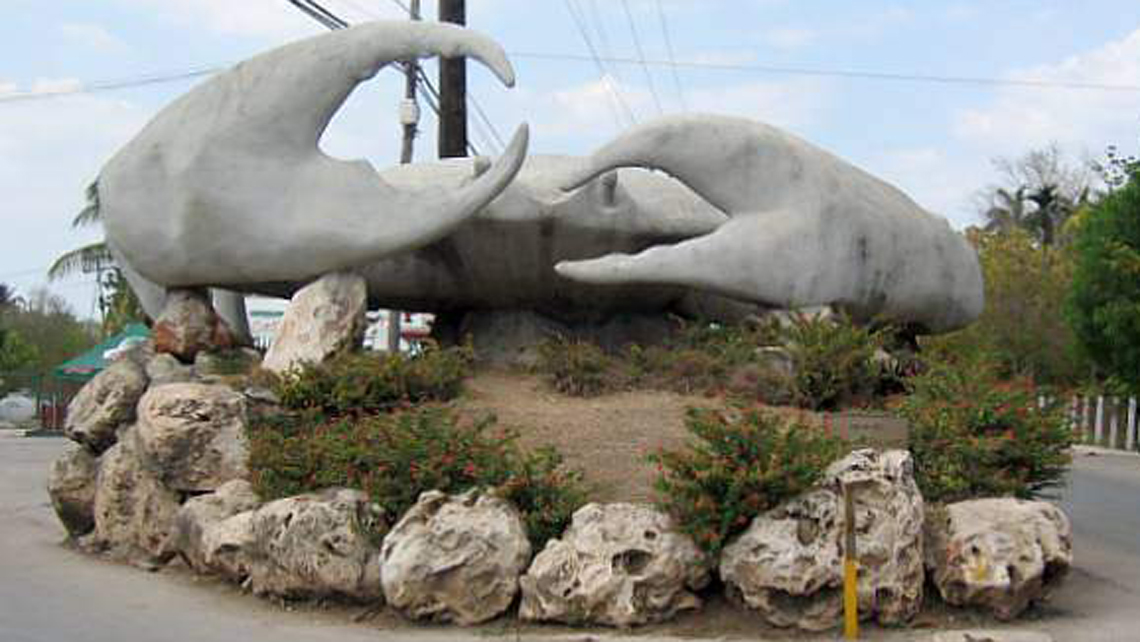 Escultura de un gigantesco cangrejo a la entrada de Caibarién
