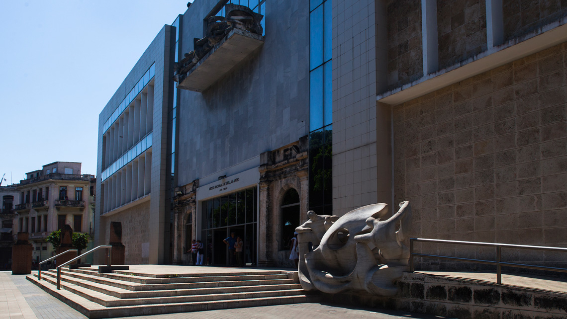 Obra de la escultora cubana Rita Longa a la entrada del edificio de Arte Cubano del Museo Nacional de Bellas Artes