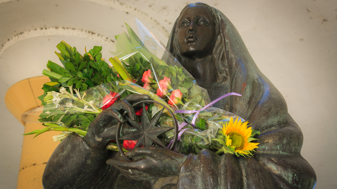 Virgen del Camino obra de la escultora cubana Rita Longa