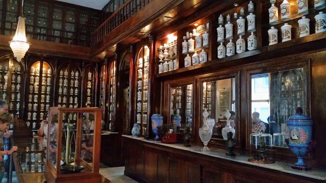 Exquisitos trabajos de madera en el interior de una Farmacia Museo en La Habana 