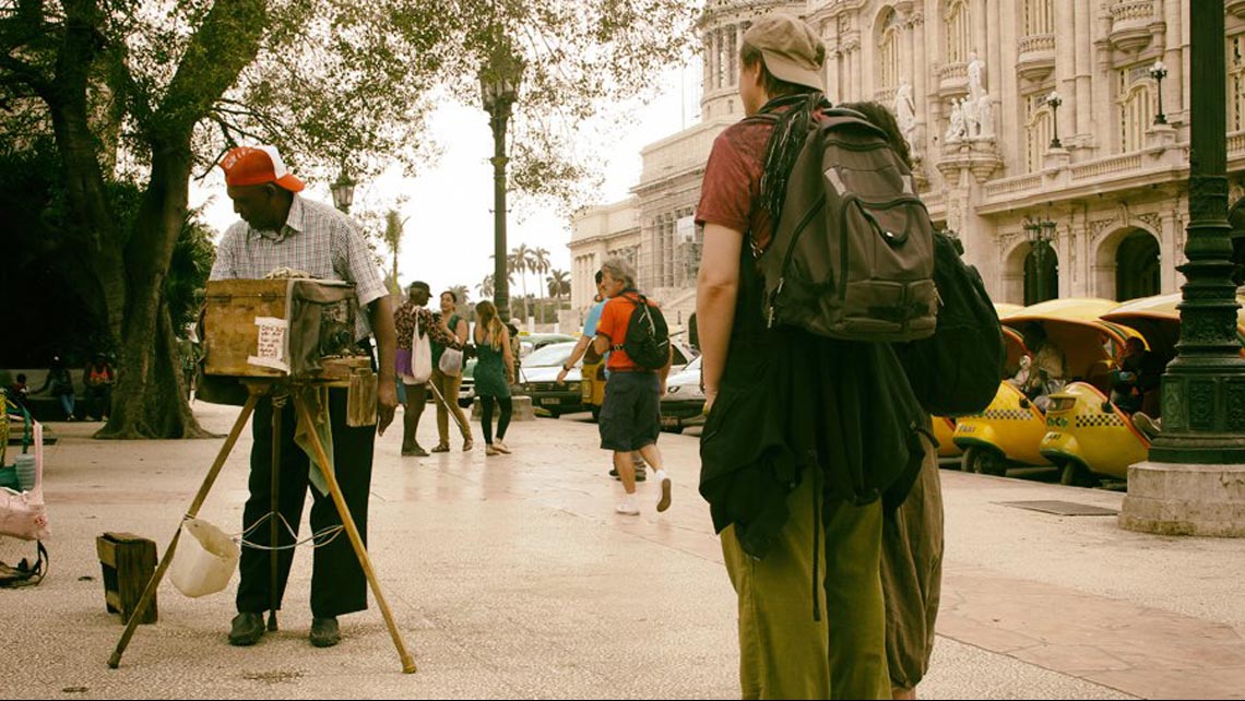 Turista espera para tomarse una curiosa foto en el Parque Central de La Habana