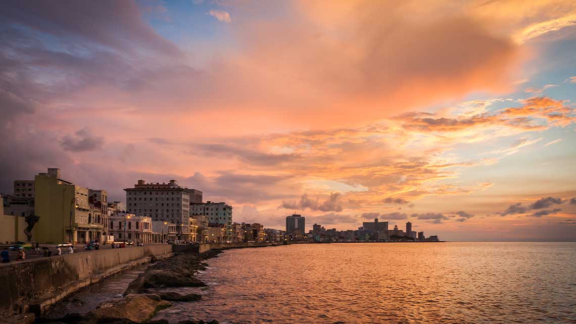 Atardecer visto desde el malecón de La Habana