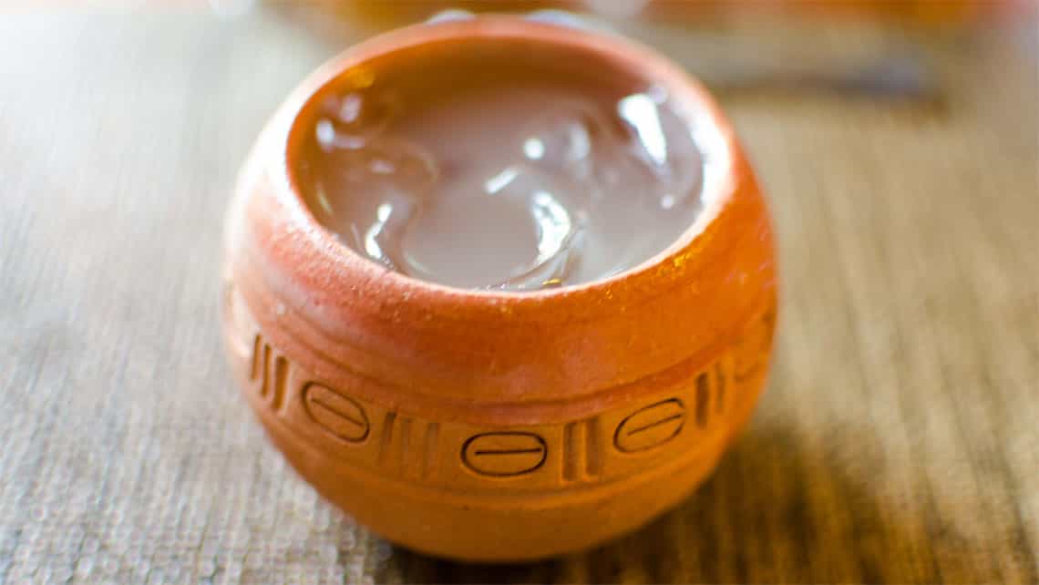 La Canchánchara es servido en pequeñas vasijas de barro