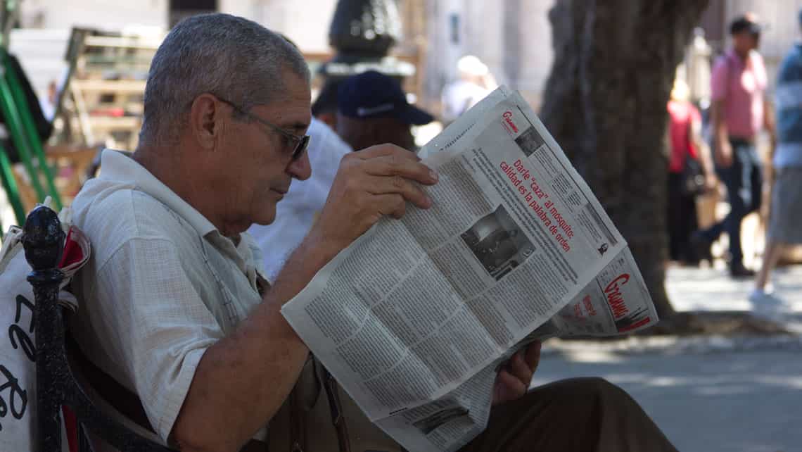 Vecino leyendo la prensa en la Plaza de Armas
