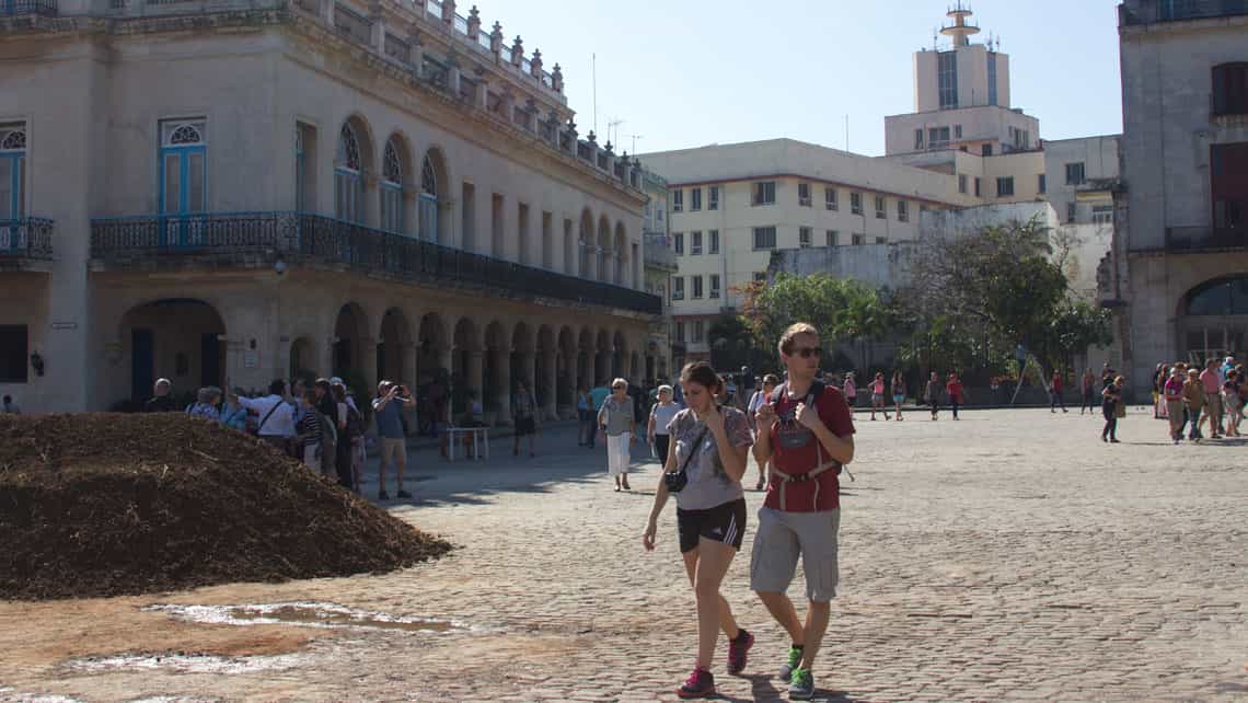 Viajeros paseando entre las obras de la Plaza y El Templete