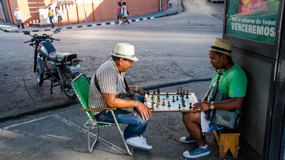 Jugando ajedrez en las de Santiago de Cuba