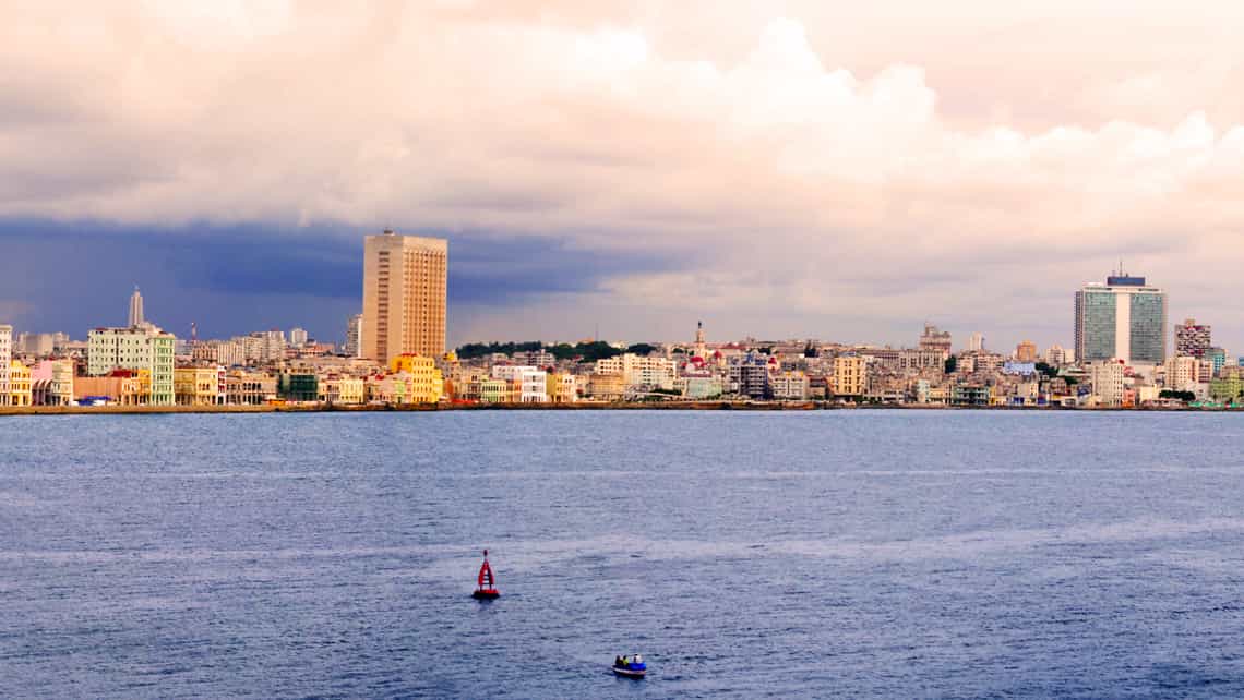 Vista de Morro desde el Malecón de la Habana