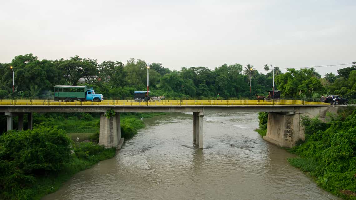 Camion ZIL crusando el puente sobre el rio Duaba en Guantanamo