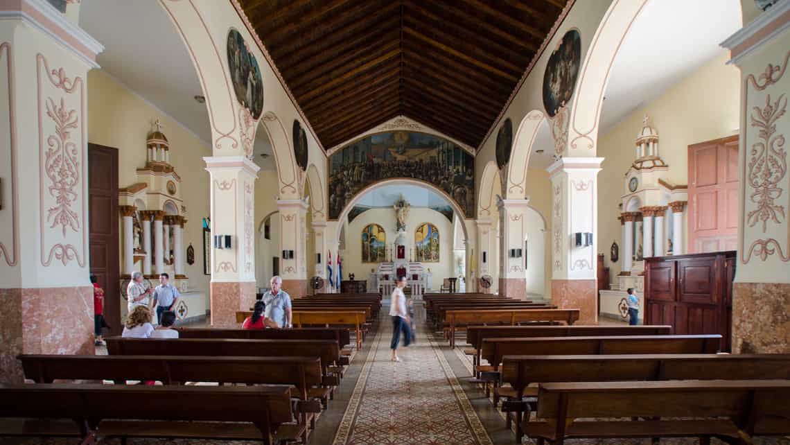 Interior de la Iglesia principal de Bayamo