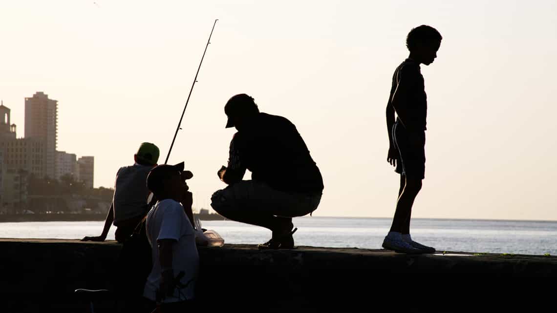 Pescadores en el muro del Malecon