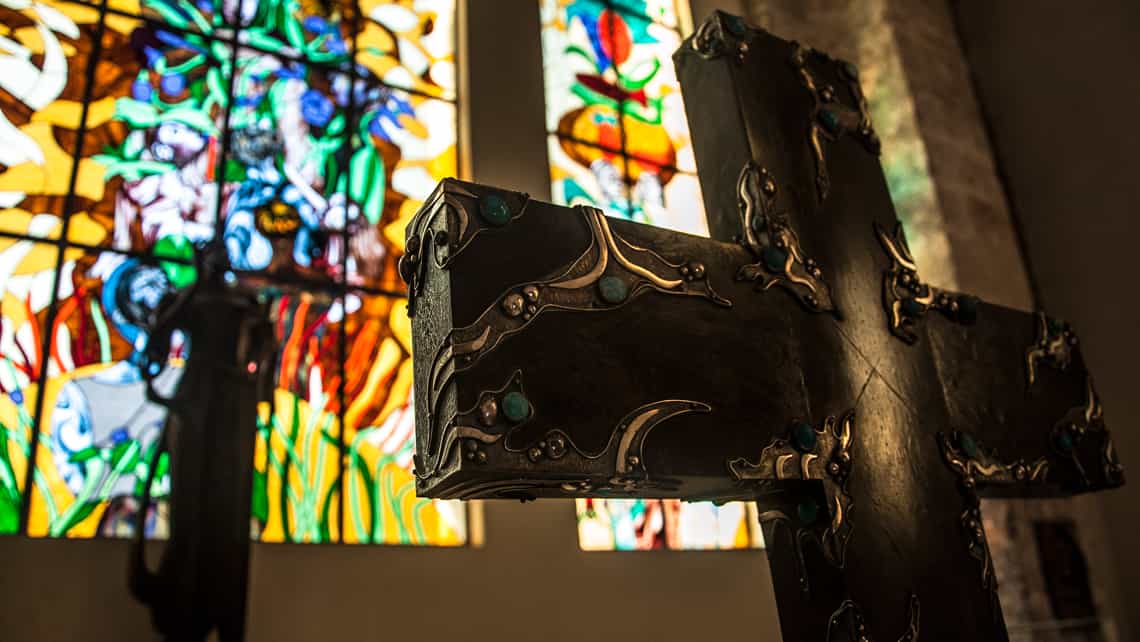 Cruz, altar y vitrales en la  Iglesia de San Francisco de Paula
