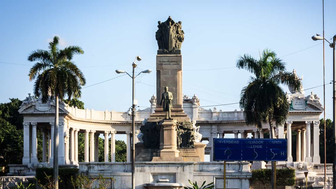 Estatuas en el Monumento Mayor General José Miguel Gómez