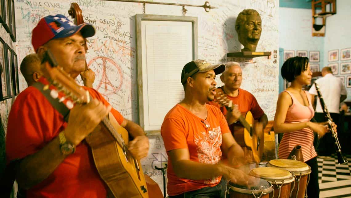 Ensemble de musicos cantando musica tradicional cubana