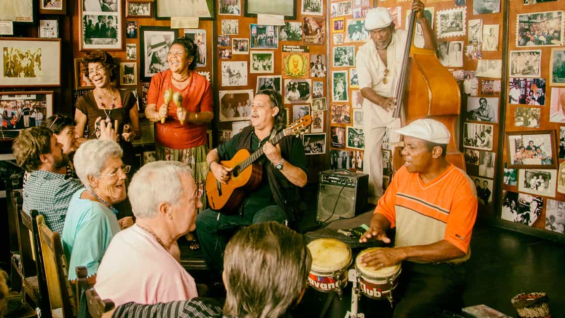 Musicos cubanos cantandole a su publico