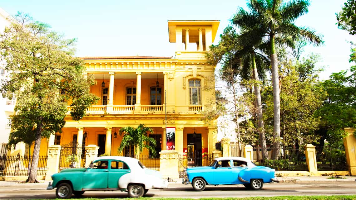 Casonas tipicas de la Calle Linea, Vedado, La Habana