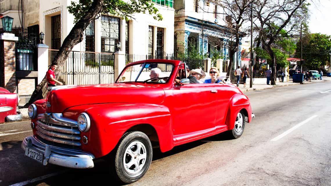 Viajeros recorriendo Calle Linea, Vedado, La Habana