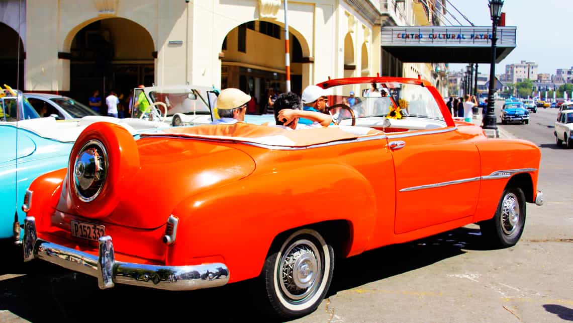 Coche clasico de los 50 en la esquina del Capitolio de La Habana