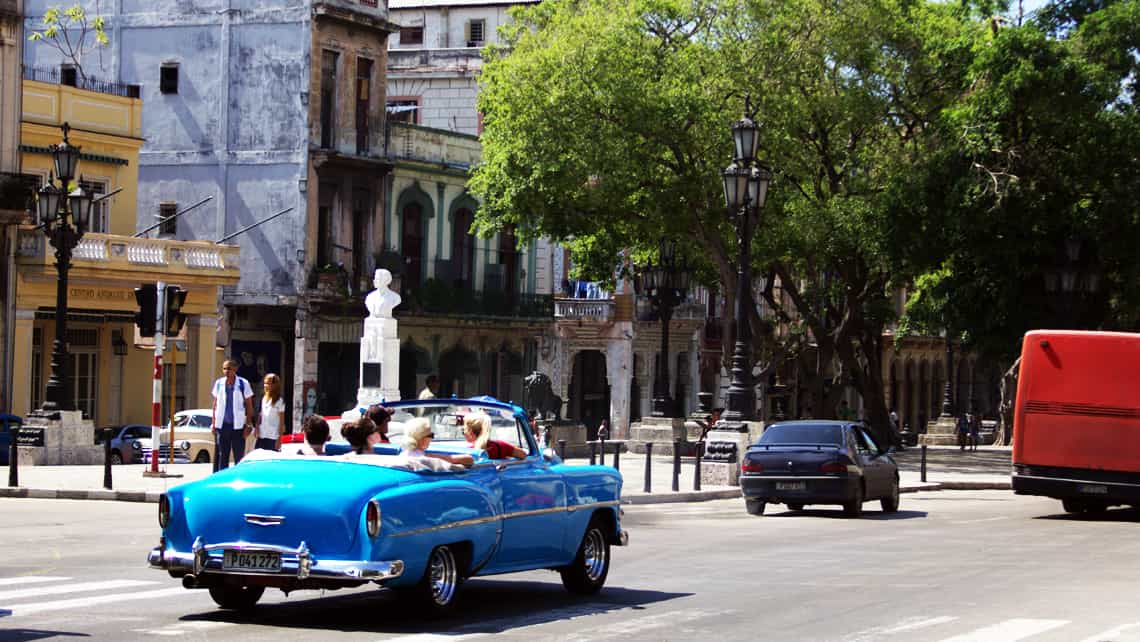 Chevrolet Bel Air 1956 por el Paseo del Prado, La Habana